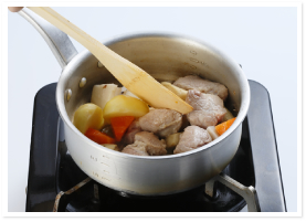小さめの鍋で野菜と肉に火が通るまで炒めます。